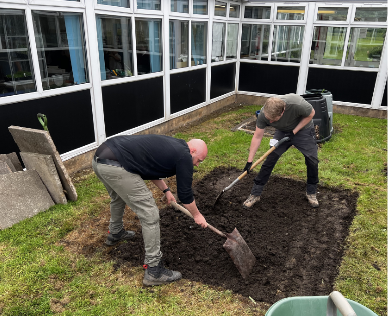 Pete-Dave-volunteering